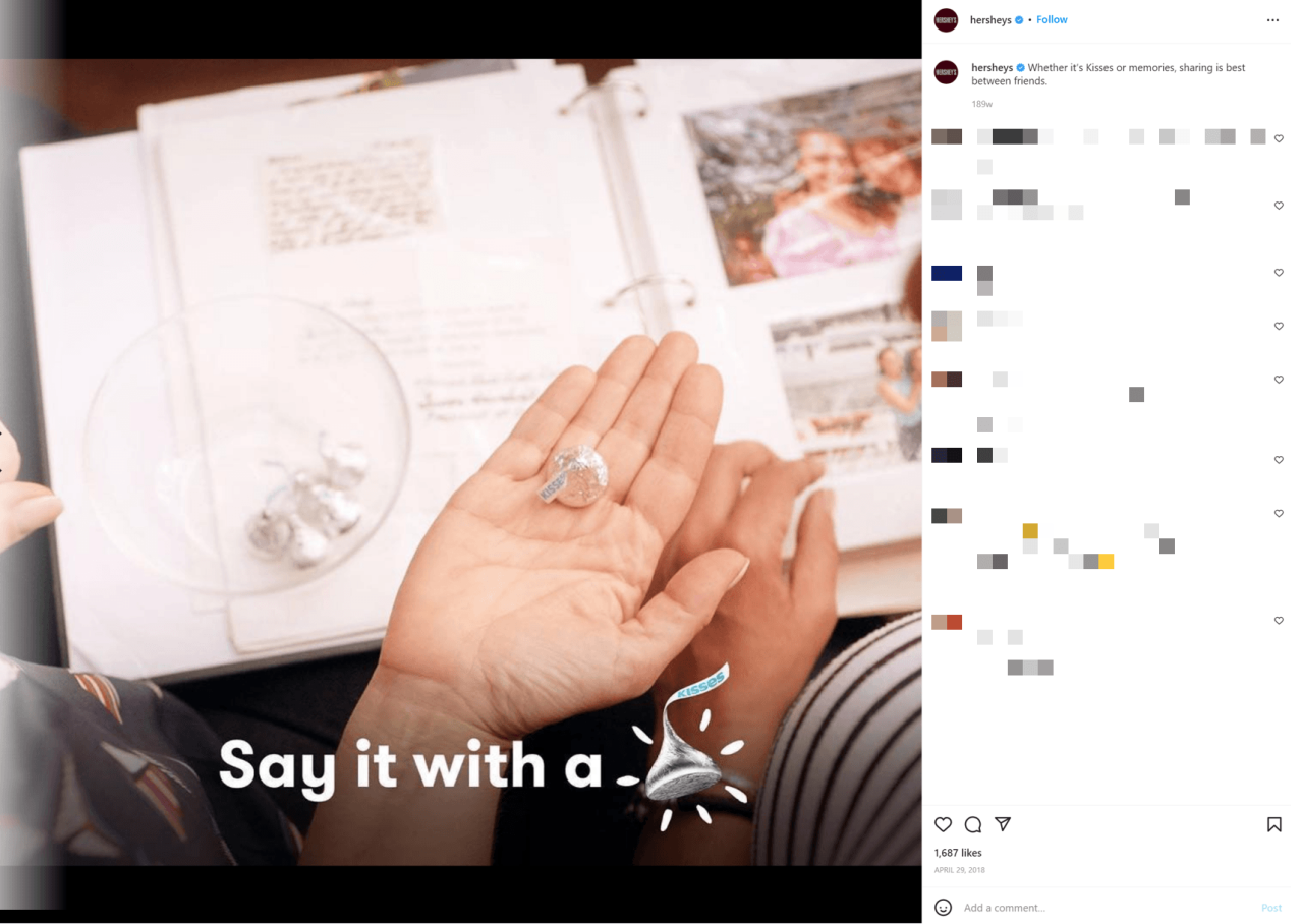 Hershey 的 Instagram 帖子中，两个人在看剪贴簿时手里拿着一个吻